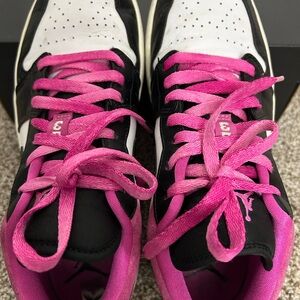 Black and White Sneakers with Pink Laces — size 9 (CK3022 005)